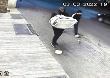 Vodhën stoli ari në vlerë prej 20 mijë eurosh, policia publikon fotografinë e dy të kërkuarve