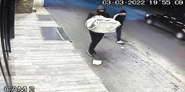 Vodhën stoli ari në vlerë prej 20 mijë eurosh, policia publikon fotografinë e dy të kërkuarve