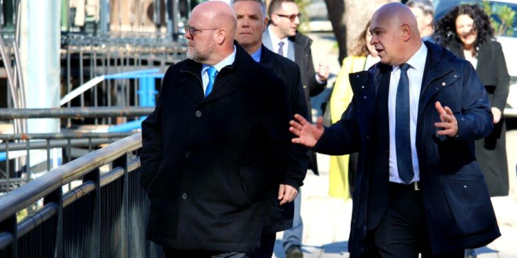 Hovenier viziton Gjakovën, Gjini: Jemi të bekuar që e kemi ShBA-në afër