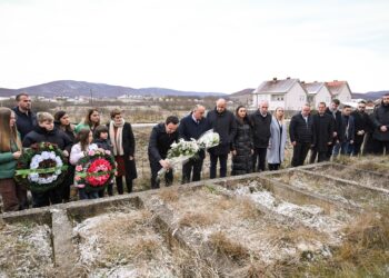 Kurti përkujton dëshmoren Elfete Humolli në 33 vjetorin e rënies