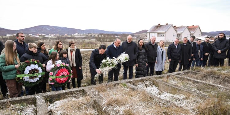 Kurti përkujton dëshmoren Elfete Humolli në 33 vjetorin e rënies