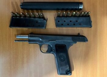 Një 32-vjeçari i sekuestrohen armë, karikatorë e fishekë