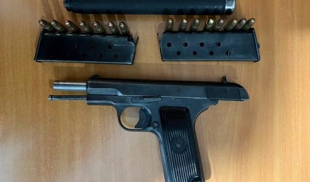 Një 32-vjeçari i sekuestrohen armë, karikatorë e fishekë