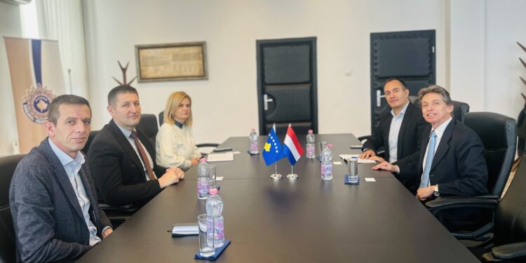 Zëvendësambasadori Holandez viziton Doganën e Kosovës