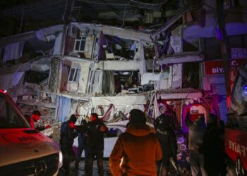 Shtetasi i Shqipërisë rrëfen se si mbijetoi nga tërmeti