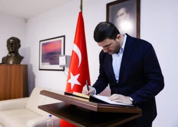 Krasniqi shpreh ngushëllime për popullin turk në Ambasadën e Turqisë në Kosovë