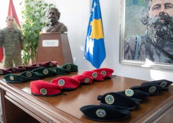 Ushtarët e FSK-së pajisen me bereta të reja