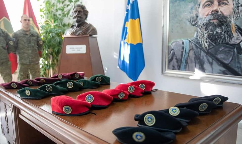 Ushtarët e FSK-së pajisen me bereta të reja