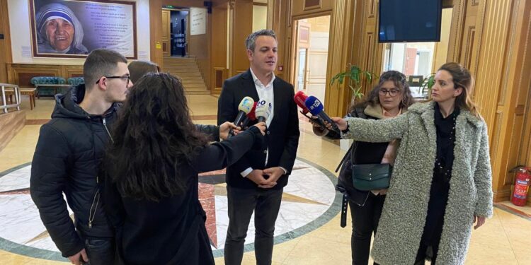 Gashi e akuzoi kryeministrin Kurti për ndryshim të qëndrimeve politike