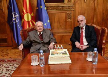 ​Talat Xhaferi takon kryesuesin e parë të Kuvendit, 100 vjeçarin Stojanovski