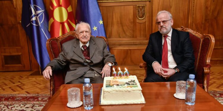 Talat Xhaferi takon kryesuesin e parë të Kuvendit, 100 vjeçarin Stojanovski