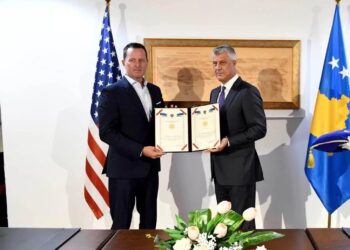 Deputetja e VV-së poston foto të Thaçit me Grenellin: Shkëmbimi që u mbeti n’fyt!