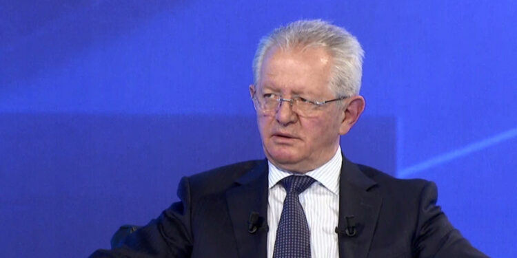 Skënder Hyseni thotë se konfrontimi me Amerikën po kthehet në diskurs politik, i kërkon opozitës të këndellet