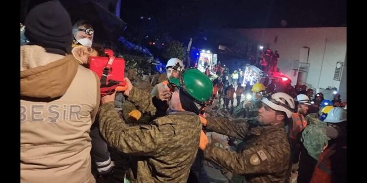 FSK dhe ushtria turke nxjerrin të gjallë edhe dy trupa nga rrënojat