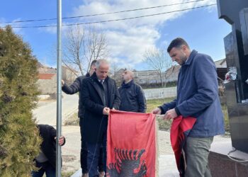 Suhareka ndërron flamujt e gjithë lapidarëve në prag të 17 Shkurtit