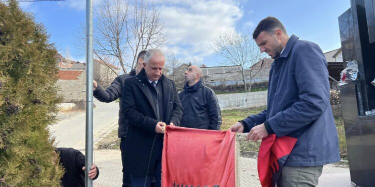 Suhareka ndërron flamujt e gjithë lapidarëve në prag të 17 Shkurtit