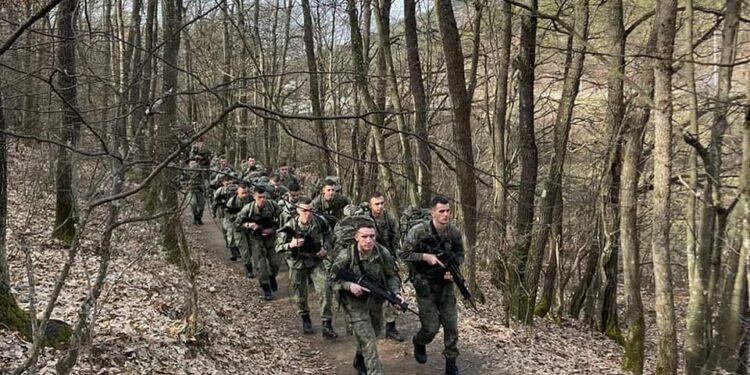 Kadetët e rinj të FSK-së realizojnë me sukses sfidën e marshimit 10 kilometërsh