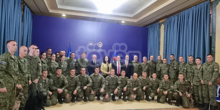 Osmani dekoron pjesëtarët e FSK-së pas operacionit humanitar në Turqi