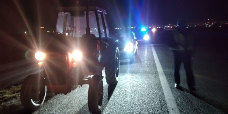 Po ngiste traktorin në autostradë, intervenon policia