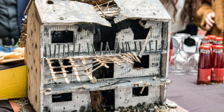 Ekspozita për 15-vjetorin e pavarësisë bën bashkë nxënësit nga Kosova dhe Shqipëria