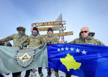 Pjesëtarët e FSK-së ngjiten në Kilimangjaro