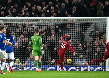 Liverpooli zhbllokohet nga kriza, Salah e Gakpo mjaftojnë në derbi