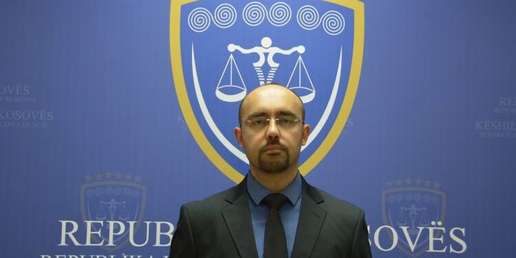 U konstatua se tri lëndë të kthyera në rigjykim u zvarritën, KGJK i ul pagën për 40% për 6 muaj gjykatësit Labinot Zeka