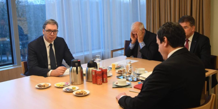 Vuçiq: Takim i vështirë, nuk ka dorëzim