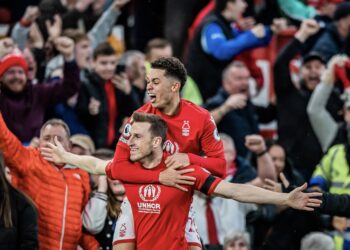 Nottingham “asiston” mirë Arsenalin, Chelsea në rënie të lirë!