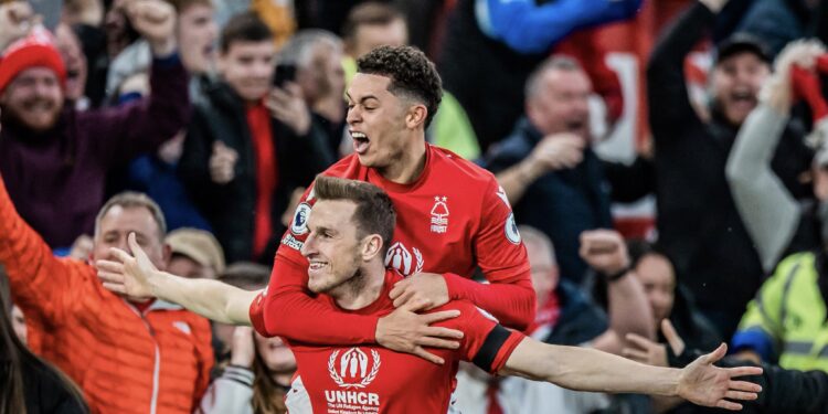 Nottingham “asiston” mirë Arsenalin, Chelsea në rënie të lirë!