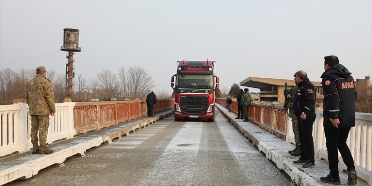 Pas 35-vjetëve, Turqia hap kufirin me Armeninë për të pranuar ndihma