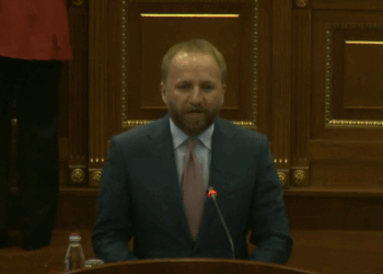 Ironizon Tahiri: Më lejoni t’ia uroj rritjen e pagës kryeministrit dhe kabinetit qeveritar