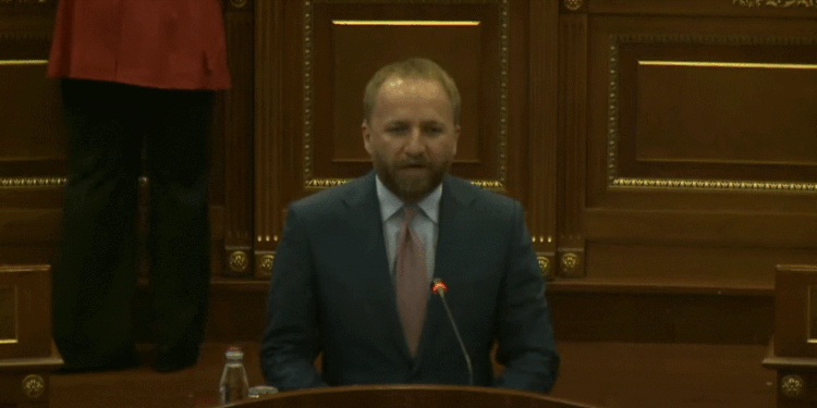 Ironizon Tahiri: Më lejoni t’ia uroj rritjen e pagës kryeministrit dhe kabinetit qeveritar