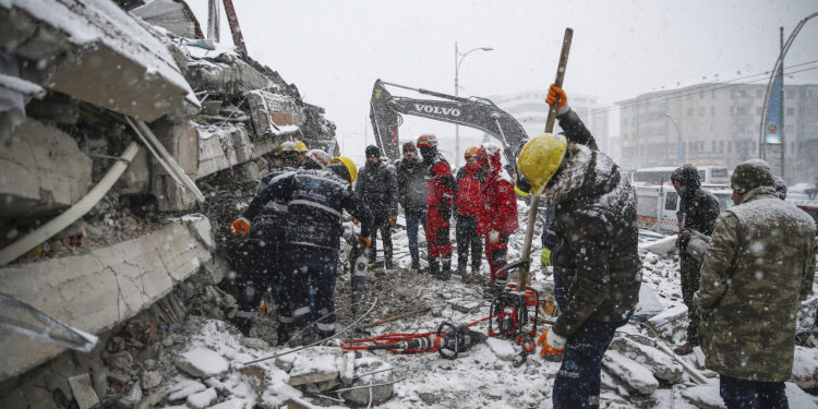 Moti i ftohtë po i bën përpjekjet e shpëtimit më të vështira në Turqi e Siri