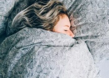 Zakonet e thjeshta që përmirësojnë gjumin tuaj