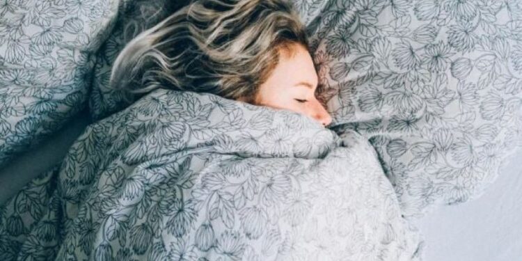 Zakonet e thjeshta që përmirësojnë gjumin tuaj