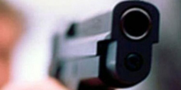 Dy femra kërcënohen me armë në një lokal në Prishtinë, arrestohen dy persona