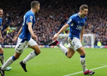 Evertoni i bën favor Cityt, e mposht Arsenalin