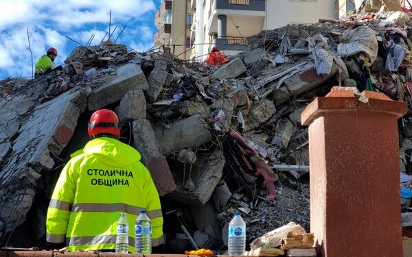 Shpëtimtarët bullgarë dhe pesë qen të përgatitur mbërrijnë në Turqi