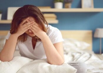 ​Arsyet që fshihen pas dhimbjes së kokës në mëngjes