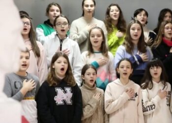 Nxënësit vazhdojnë traditën e së hënës në Shqipëri