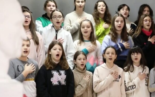 Nxënësit vazhdojnë traditën e së hënës në Shqipëri