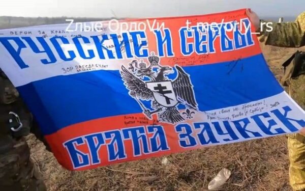 Ushtarët rusë përshëndesin mercenarët serbë nga fronti i luftës në Ukrainë