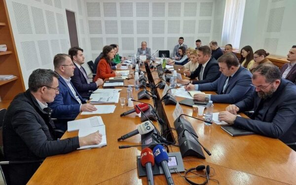 Komisioni miraton në parim ndryshimin e ligjit për shkarkimin e bordit të KPMM-së