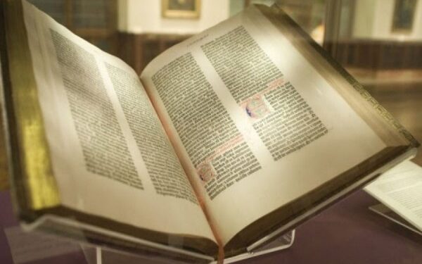 Bibla e shtypur në pllaka metalike para 568 viteve