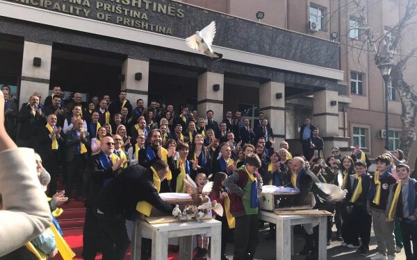 ​Komuna e Prishtinës lëshon pëllumba për paqen në Ukrainë