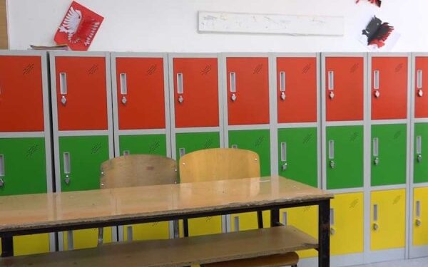 Çantat e rënda, tri shkolla në kryeqytet bëhen me dollapë metalikë