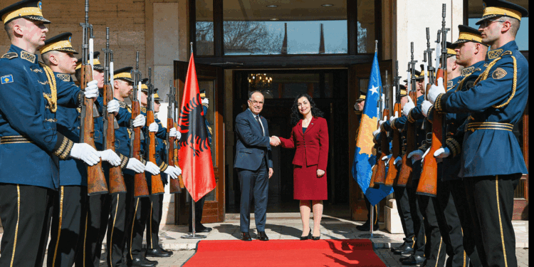 Presidentja Osmani publikon fotografi me presidentin Begaj: Krah njëri tjetrit gjithnjë!