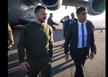 Zelenski mbërrin për vizitë zyrtare në Britani të Madhe