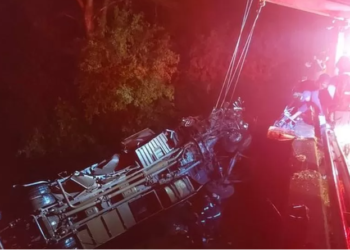 Njëzet të vdekur nga përplasja e autobusit me një furgon të blinduar në Afrikën e Jugut